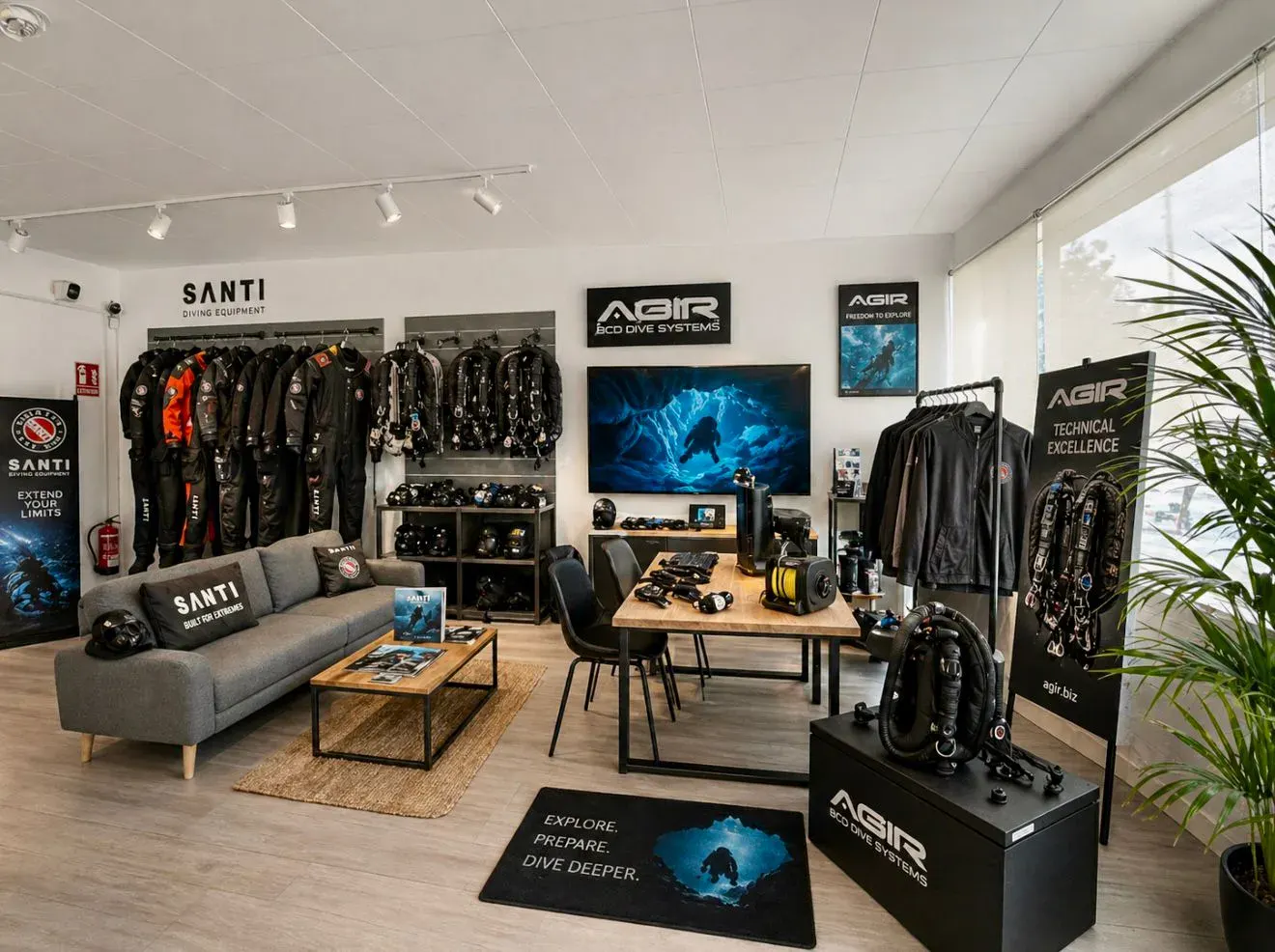 Showroom UEB con productos AGIR y SANTI